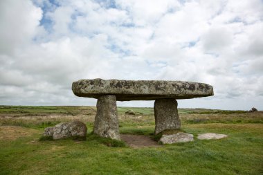Lanyon Quoit, 12 tonluk kapak taşıyla megalitik bir dolmen sitesi.