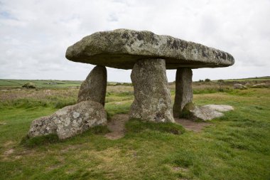 Lanyon Quoit, 12 tonluk kapak taşıyla megalitik bir dolmen sitesi.