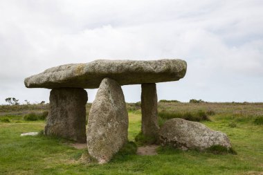 Lanyon Quoit, 12 tonluk kapak taşıyla megalitik bir dolmen sitesi.