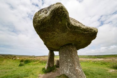 Lanyon Quoit, 12 tonluk kapak taşıyla megalitik bir dolmen sitesi.
