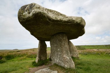Lanyon Quoit, 12 tonluk kapak taşıyla megalitik bir dolmen sitesi.