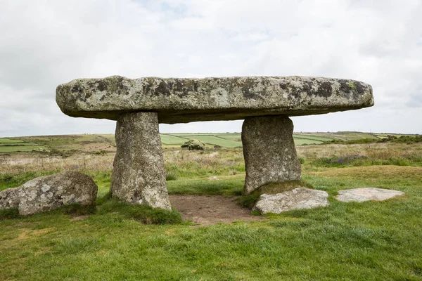 Lanyon Quoit, 12 tonluk kapak taşıyla megalitik bir dolmen sitesi.