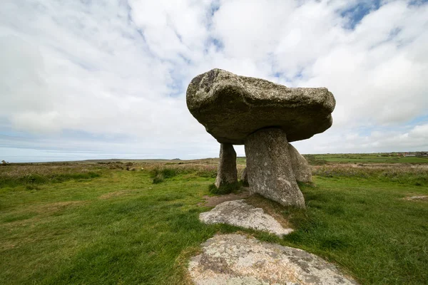 Lanyon Quoit, 12 tonluk kapak taşıyla megalitik bir dolmen sitesi.