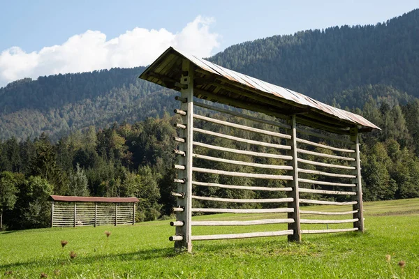 Pusty stojak na siano w Alpach Julijskich koło Kranjskiej Góry, Słowenia — Zdjęcie stockowe