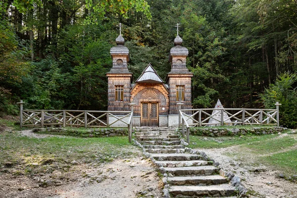 Rosyjska kaplica Ruska kapelica na przełęczy Vrsic w Słowenii — Zdjęcie stockowe