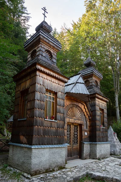Rosyjska kaplica Ruska kapelica na przełęczy Vrsic w Słowenii — Zdjęcie stockowe