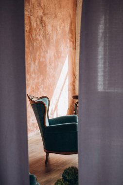 Çekici sarışın bir kadının portresi bir kadın giyim mağazasının reklamı için poz veriyor. 