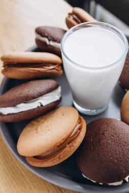 Geleneksel çikolatayı ve vanilyalı krem peynirli balkabağı turtalarını kapatın. Fırınlar, kafeler, restoranlar için arka plan