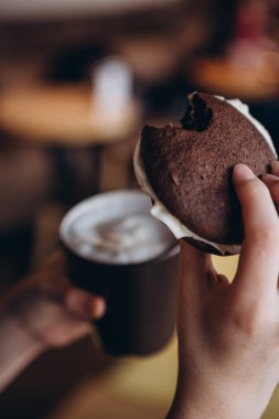 Geleneksel çikolatayı ve vanilyalı krem peynirli balkabağı turtalarını kapatın. Fırınlar, kafeler, restoranlar için arka plan