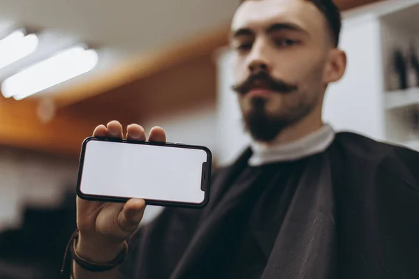 Stijlvolle Bebaarde Kapper Klant Met Een Moderne Smartphone Toont Zijn — Stockfoto