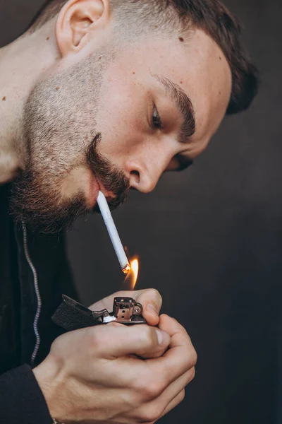 Porträt Eines Jungen Bärtigen Mannes Mit Einer Zigarette Der Hand — Stockfoto
