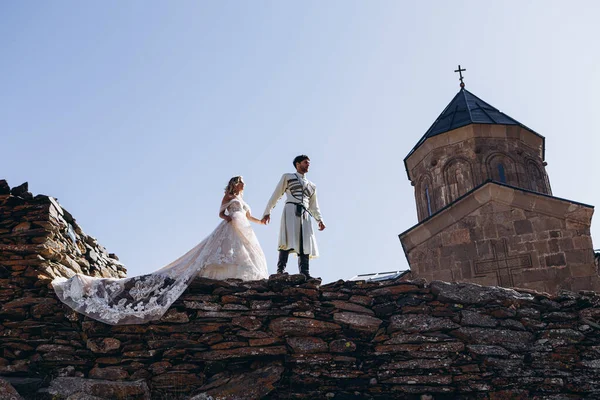 조지아의 신부들 정상에 결혼식 교회의 배경에 반대하여 사진을 있습니다 — 스톡 사진