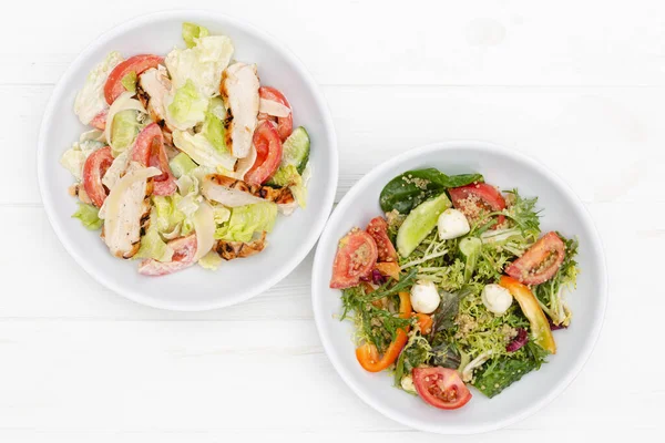 Assiettes Profondes Avec Des Ingrédients Salade Fraîche Mélangée Avec Sauce — Photo