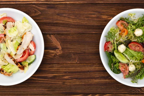 Platos Blancos Profundos Con Ingredientes Frescos Ensalada Mezclados Con Salsa —  Fotos de Stock