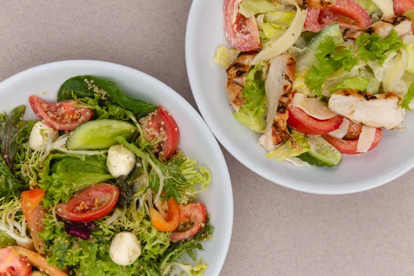 Weiße Tiefe Teller Mit Frischen Salatzutaten Gemischt Mit Sauce Auf — Stockfoto