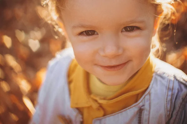 Niña Bonita Posando Para Una Foto Mientras Camina Con Sus — Foto de Stock