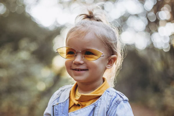 Glad Unge Skrattar Och Leker Promenad Med Föräldrar Höstens Stadspark — Stockfoto