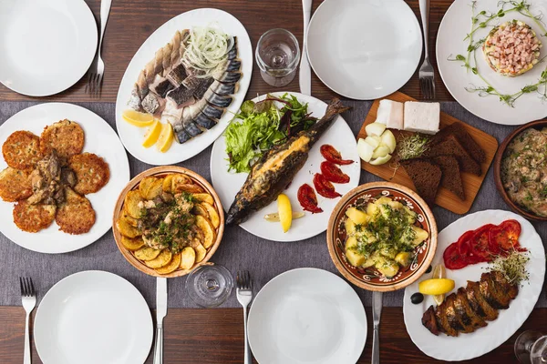 Grote Houten Tafel Met Heerlijke Nationale Russische Gerechten Het Restaurant — Stockfoto