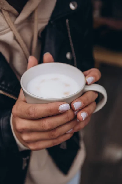 Belas Mãos Femininas Segurando Uma Caneca Latte Fechar — Fotografia de Stock