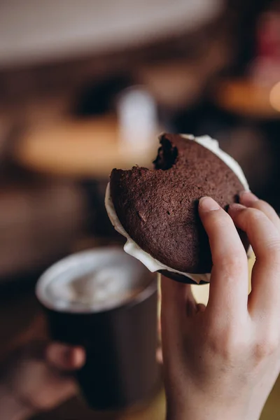 Close Torte Tradizionali Cioccolato Zucca Whoopie Realizzate Con Crema Formaggio — Foto Stock