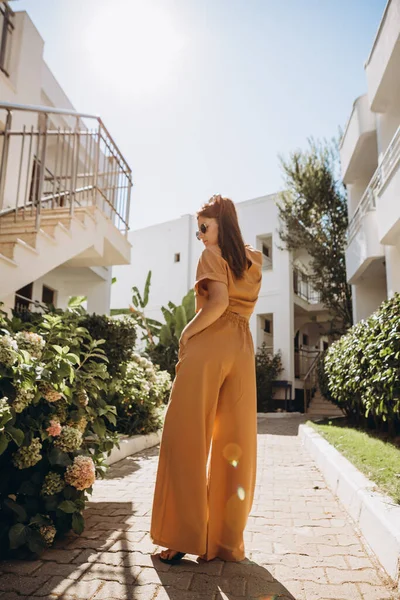 Stijlvolle Jonge Aantrekkelijke Vrouw Gekleed Een Oranje Broek Zonnebril Gefotografeerd — Stockfoto