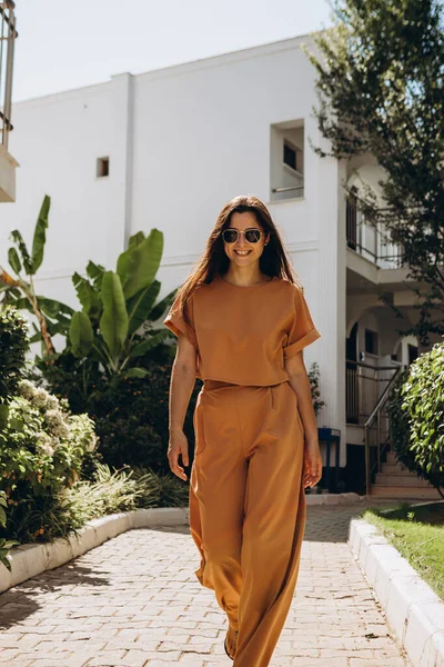 Stijlvolle Jonge Aantrekkelijke Vrouw Met Een Oranje Broek Een Zonnebril — Stockfoto