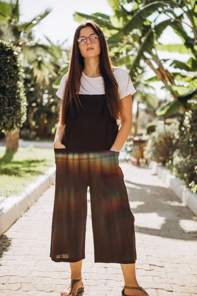 Stijlvolle Jonge Aantrekkelijke Vrouw Gekleed Een Stijlvolle Casual Zwarte Jumpsuit — Stockfoto