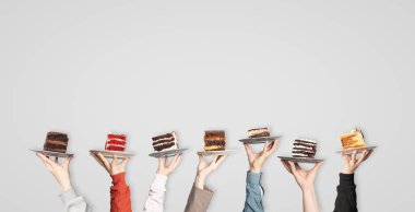 Kafe veya pastane için tatlı kavramı: insanların elinde farklı kekler olan tabaklar, metinleriniz için yer