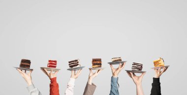 Kafe veya pastane için tatlı kavramı: insanların elinde farklı kekler olan tabaklar, metinleriniz için yer