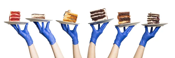 デザート付きのカフェやパン屋のための概念 手袋をはめた手で異なるケーキを持つプレート レストランで衛生規範の遵守 パン屋やカフェ — ストック写真