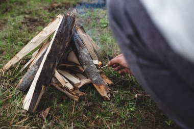 Geçmişinde gezgin pikniği öğeleri, kızartma tavası, gaz lambası, balta,