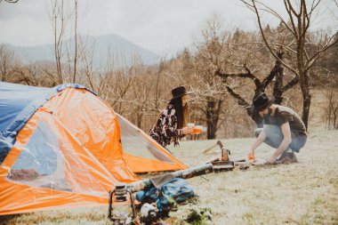 Şık sakallı adam ve genç çekici kadın dağlara geziye çıktılar.