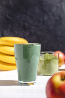 Taze kırmızı elma, muz ve spirulina tozuyla meyve püresi. Yaz vitamini tazeleyici içecek. Sağlıklı detoks diyeti
