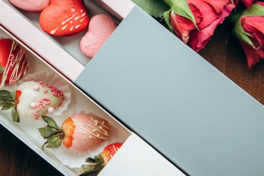 Tüm sevgililer günü için güzel bir hediye. Şeker, çikolata hediye paketinde.