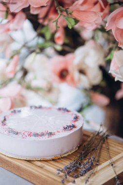 Ağız sulandıran peynirli kek. Kafedeki masada lavanta mavisi ve mor var.