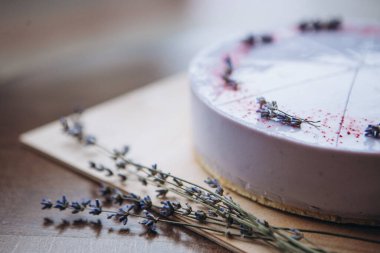 Ağız sulandıran peynirli kek. Kafedeki masada lavanta mavisi ve mor var.