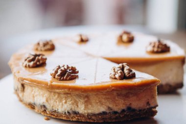 Kafedeki masada nefis karamelli fındıklı cheesecake.