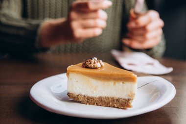 Kafedeki masada nefis karamelli fındıklı cheesecake.