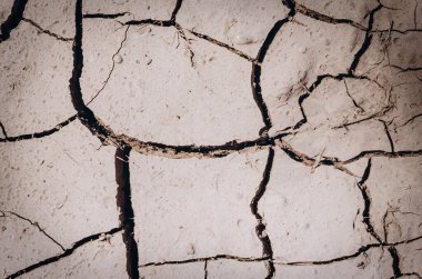 Derin çatlakları olan kurumuş bataklık deseni. Yaşlılık, terk etme, yozlaşma ve günah kavramı, ölü toprak.