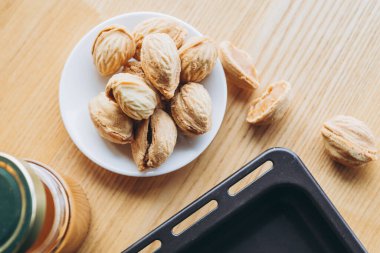 Masa arkasında kaynatılmış konsantre süt olan ev yapımı kurabiyeler. Boşluğu kopyala