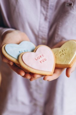 Sevgililer Günü hediyeleri: Kalp şeklinde kurabiyeler renkli jöleli ve tüm aşıklar için temalı harfler
