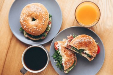 Lezzetli ve iştah açıcı bir kahvaltı: tabağa doldurulmuş bir simit.