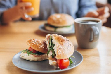 Lezzetli ve iştah açıcı bir kahvaltı: tabağa doldurulmuş bir simit.