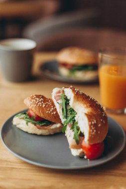Lezzetli ve iştah açıcı bir kahvaltı: tabağa doldurulmuş bir simit.