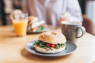 Lezzetli ve iştah açıcı bir kahvaltı: tabağa doldurulmuş bir simit.