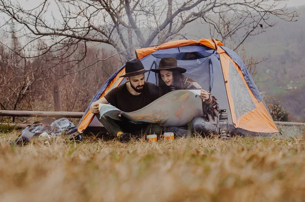 Couple Amoureux Marchant Sur Montagne Extérieur Homme Femme Voyagent Ensemble — Photo