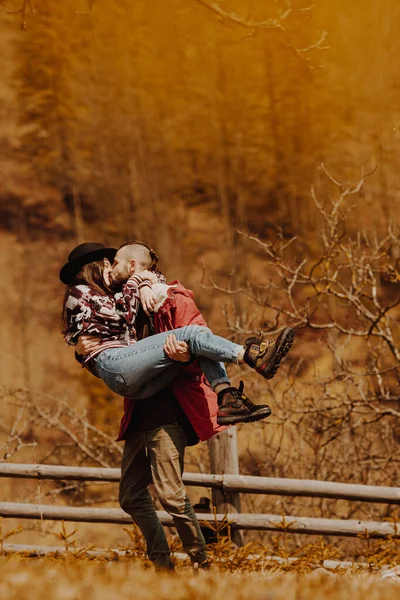 Casal Amoroso Andando Montanha Livre Homem Mulher Viajam Juntos Casal — Fotografia de Stock