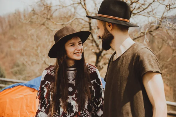 Homem Barbudo Elegante Jovem Mulher Atraente Tomou Uma Viagem Para — Fotografia de Stock