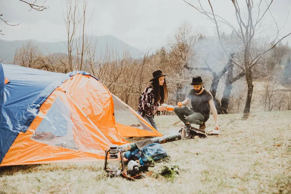 Bir Çift Şık Genç Gezgin Dağlarda Yürüyüş Yapan Bir Aile — Stok fotoğraf