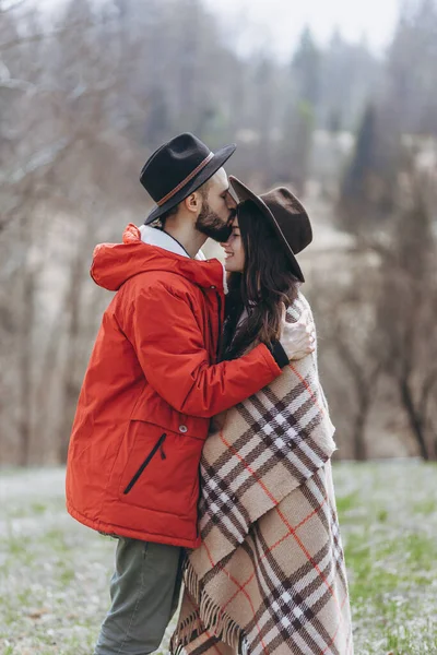 2018 Yaremche Ucrânia Casal Elegante Viajantes Homem Uma Mulher Fizeram — Fotografia de Stock